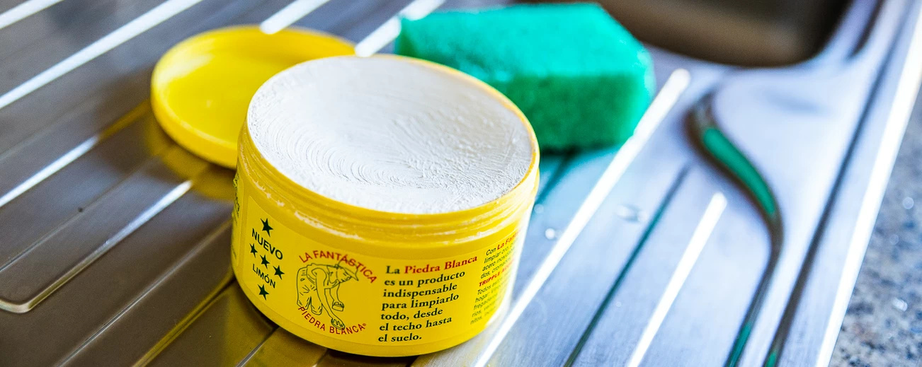 ▷ Chollo La fantástica piedra blanca aroma limón de 600 g + esponja por  sólo 16,90€ ¡Top 1 ventas!